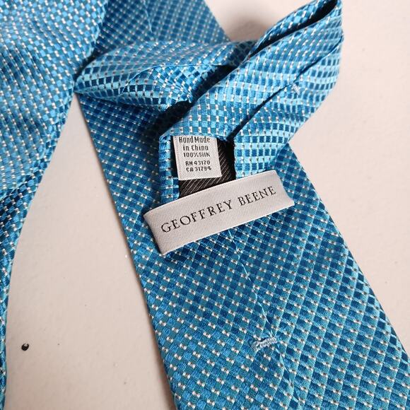 Vintage Geoffrey Beene Sky Blue Geometric Print 100% Silk Mens Tie Work Office - Picture 3 of 4